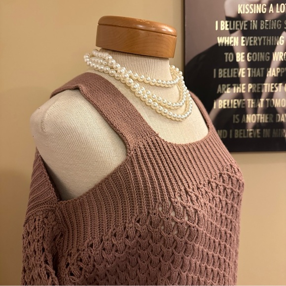 ✨Charlotte Russe mauve pink cold shoulder sweater Size S - Picture 3 of 11